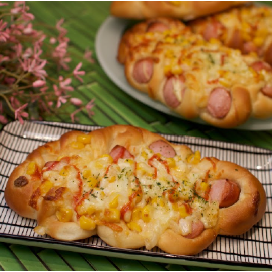 Bánh mì Xúc xích đức gà cay